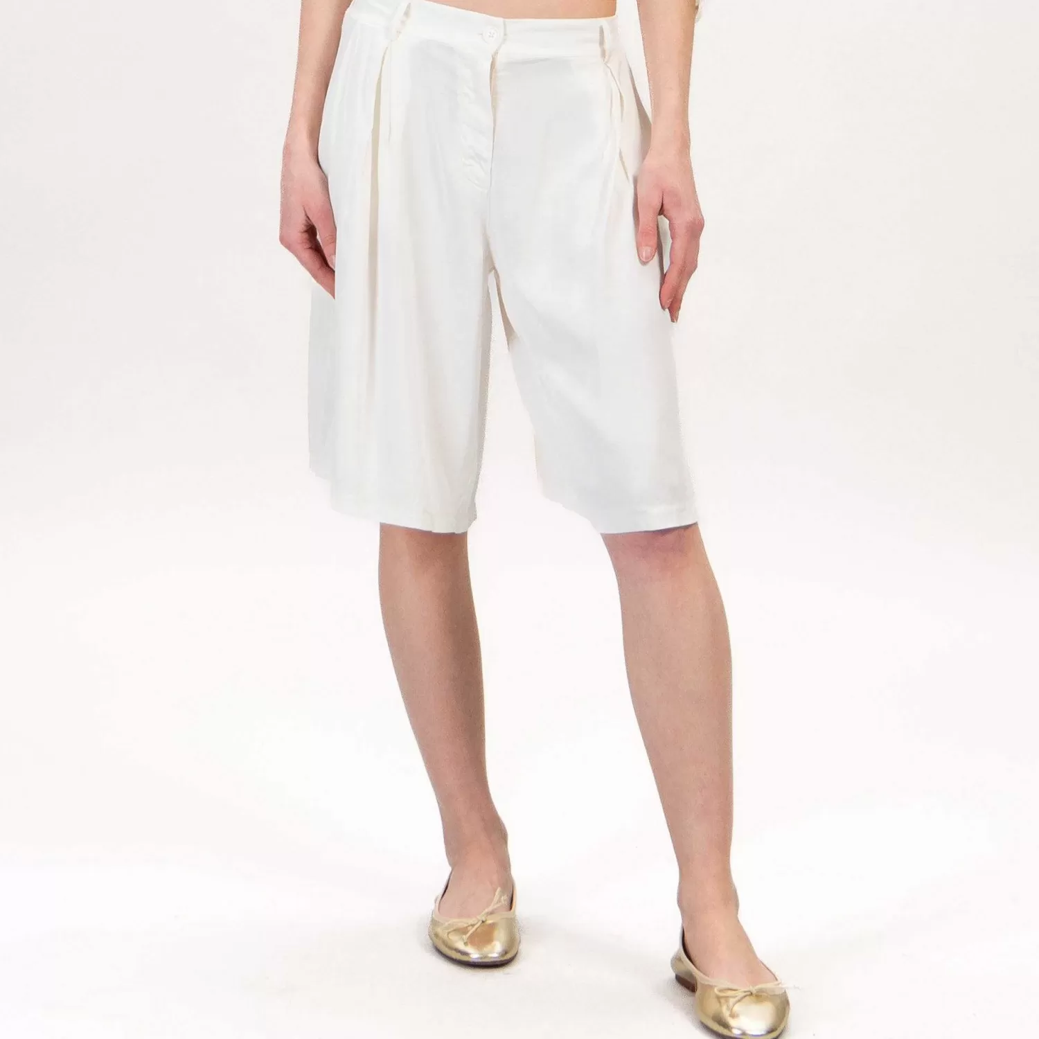 Shop White Mood Zeroassoluto-Bermuda In Satin Con Elastico Dietro - Latte